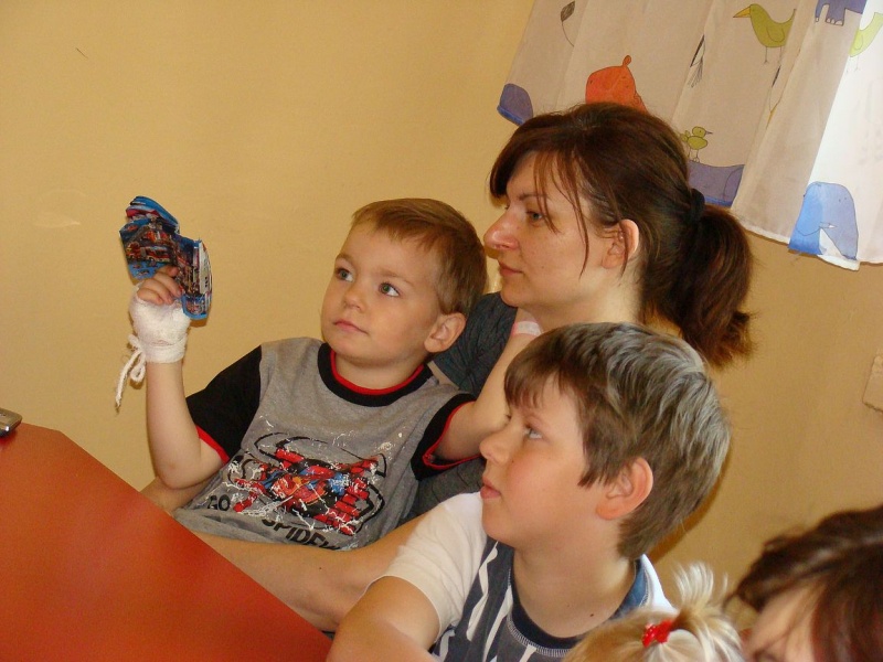 Zdjęcie w galerii na portalu naszwodzislaw.com: Studenci czytali małym pacjentom  wiadomości z regionu