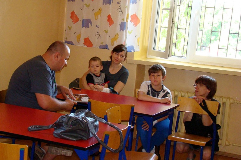 Zdjęcie w galerii na portalu naszwodzislaw.com: Studenci czytali małym pacjentom  wiadomości z regionu