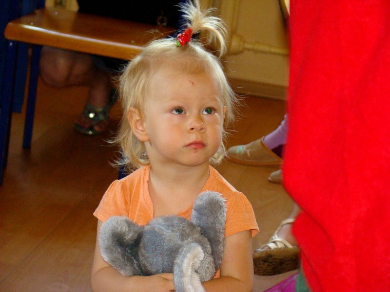 Zdjęcie w galerii na portalu naszwodzislaw.com: Studenci czytali małym pacjentom  wiadomości z regionu