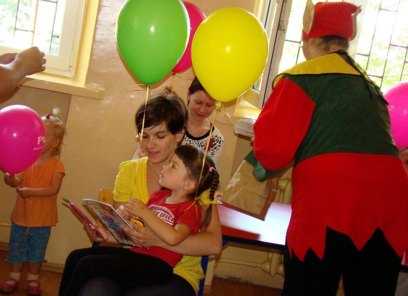 Zdjęcie w galerii na portalu naszwodzislaw.com: Studenci czytali małym pacjentom  wiadomości z regionu