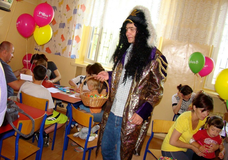 Zdjęcie w galerii na portalu naszwodzislaw.com: Studenci czytali małym pacjentom  wiadomości z regionu