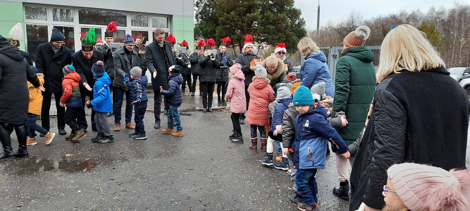 Zdjęcie w galerii na portalu naszwodzislaw.com: Górnicza orkiestra dała koncert dla przedszkolaków wiadomości z regionu