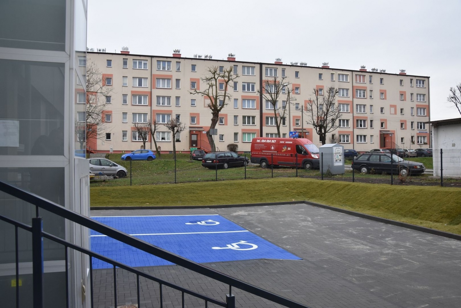 Zdjęcie w galerii na portalu naszwodzislaw.com: Nowe szaty wodzisławskiego Tischnera i Plastyka [FOTO] wiadomości z regionu