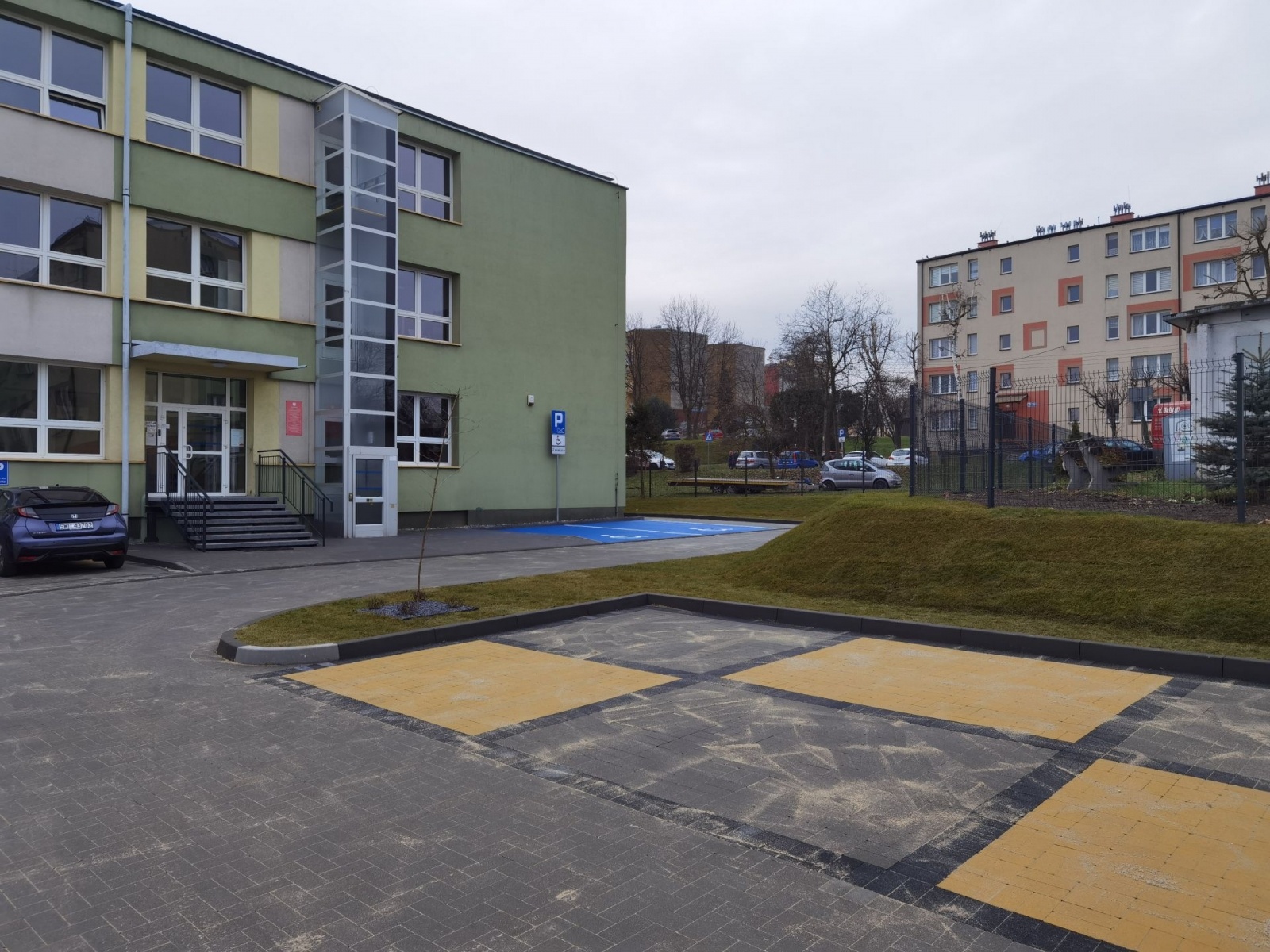 Zdjęcie w galerii na portalu naszwodzislaw.com: Nowe szaty wodzisławskiego Tischnera i Plastyka [FOTO] wiadomości z regionu