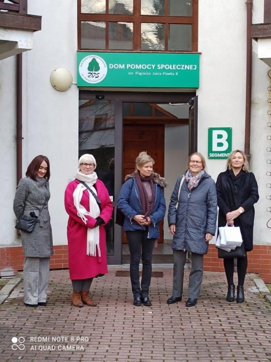 Zdjęcie w galerii na portalu naszwodzislaw.com: Goście z Norwegii odwiedzili powiatowy DPS w Gorzycach wiadomości z regionu