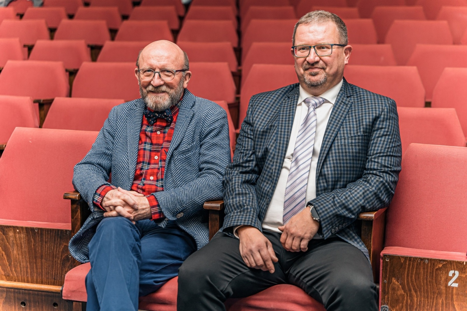 Zdjęcie w galerii na portalu naszwodzislaw.com: Artur Barciś w Gminie Godów. Odwiedził młodych aktorów, spotkał się z mieszkańcami [FOTO] wiadomości z regionu