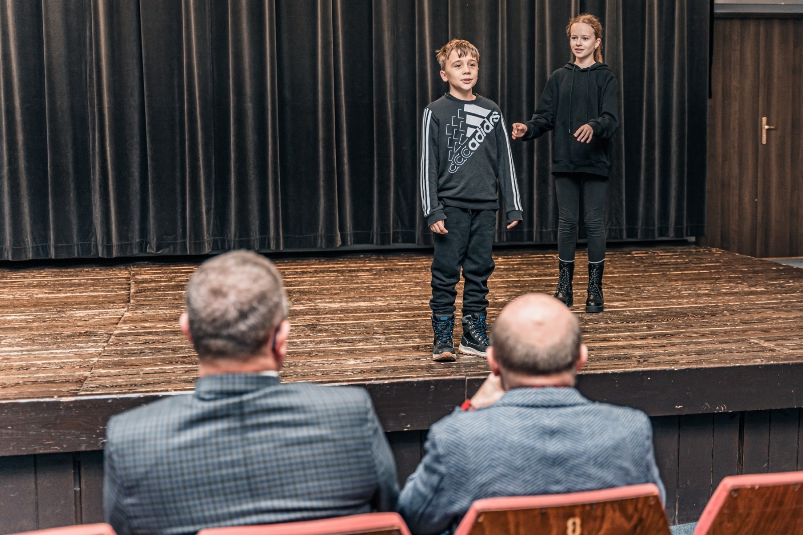 Zdjęcie w galerii na portalu naszwodzislaw.com: Artur Barciś w Gminie Godów. Odwiedził młodych aktorów, spotkał się z mieszkańcami [FOTO] wiadomości z regionu