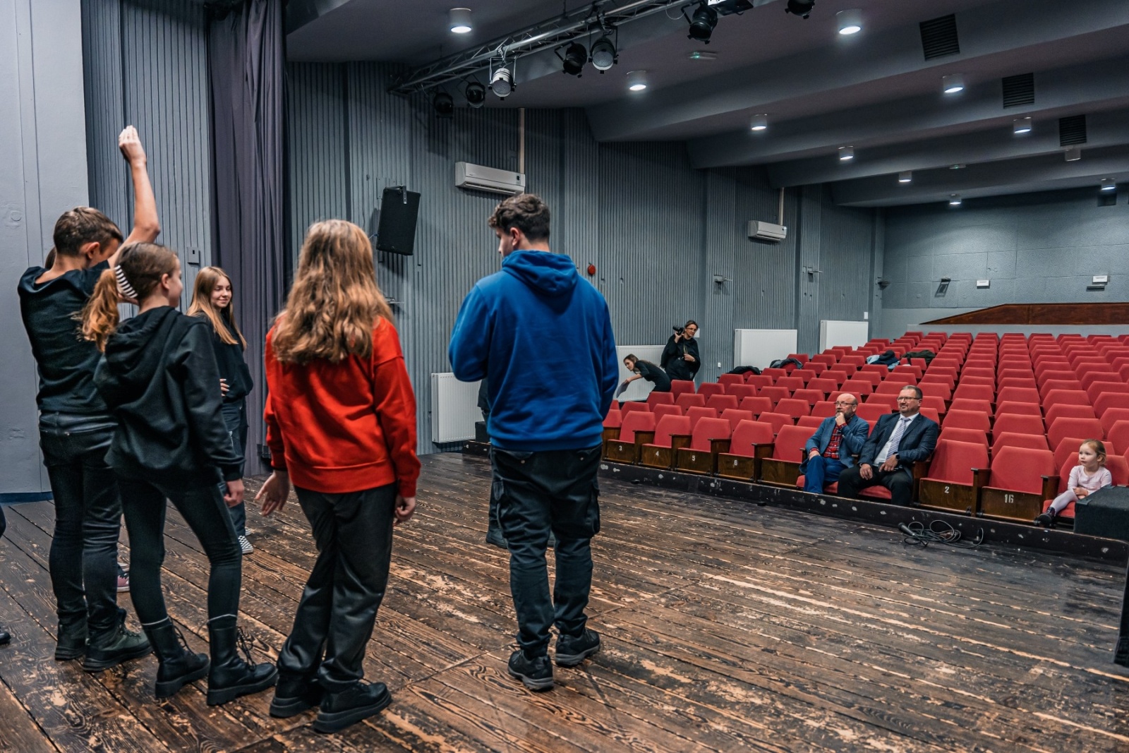Zdjęcie w galerii na portalu naszwodzislaw.com: Artur Barciś w Gminie Godów. Odwiedził młodych aktorów, spotkał się z mieszkańcami [FOTO] wiadomości z regionu