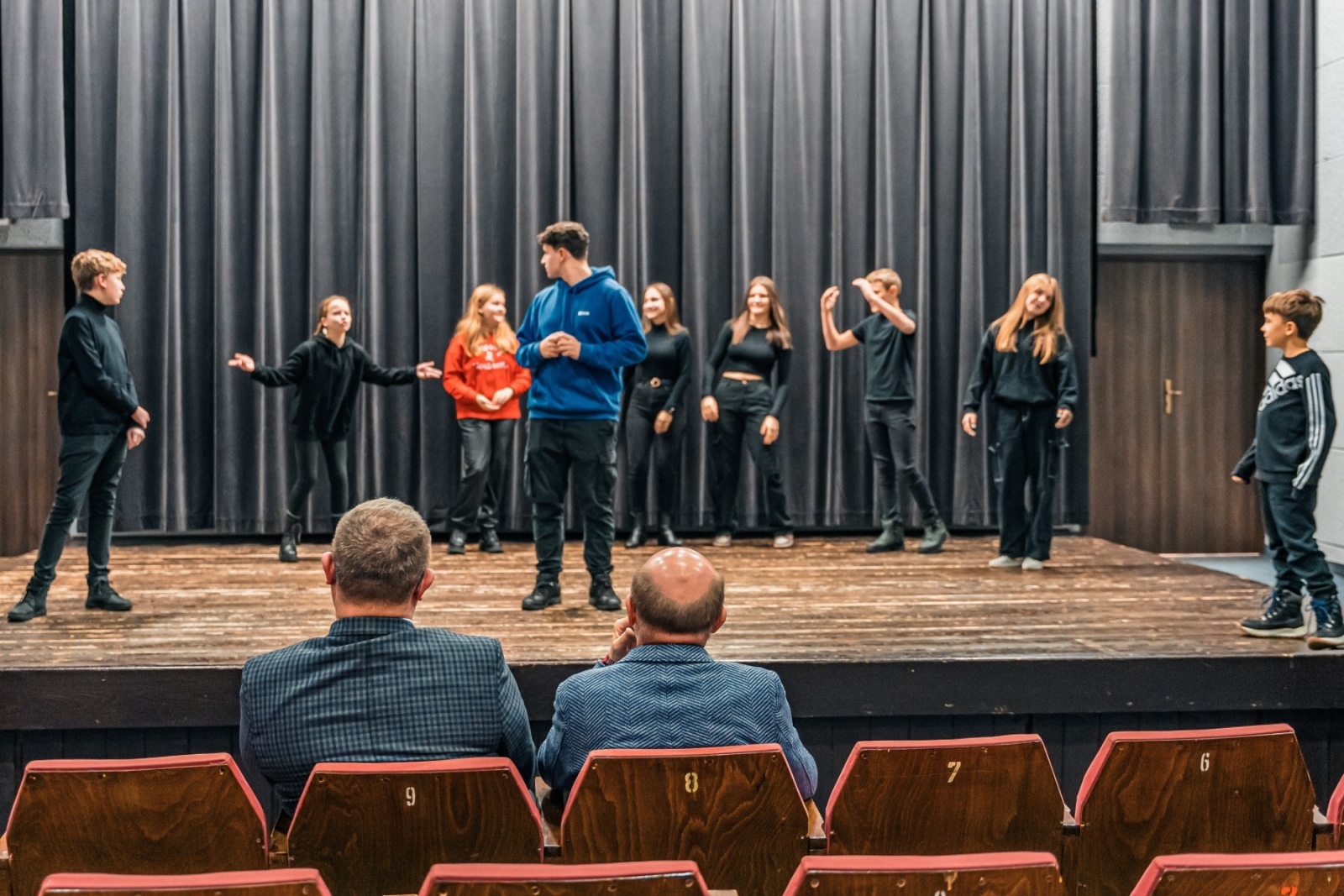 Zdjęcie w galerii na portalu naszwodzislaw.com: Artur Barciś w Gminie Godów. Odwiedził młodych aktorów, spotkał się z mieszkańcami [FOTO] wiadomości z regionu