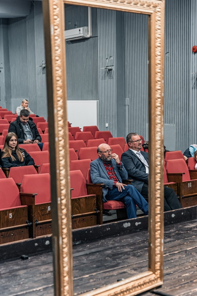 Zdjęcie w galerii na portalu naszwodzislaw.com: Artur Barciś w Gminie Godów. Odwiedził młodych aktorów, spotkał się z mieszkańcami [FOTO] wiadomości z regionu