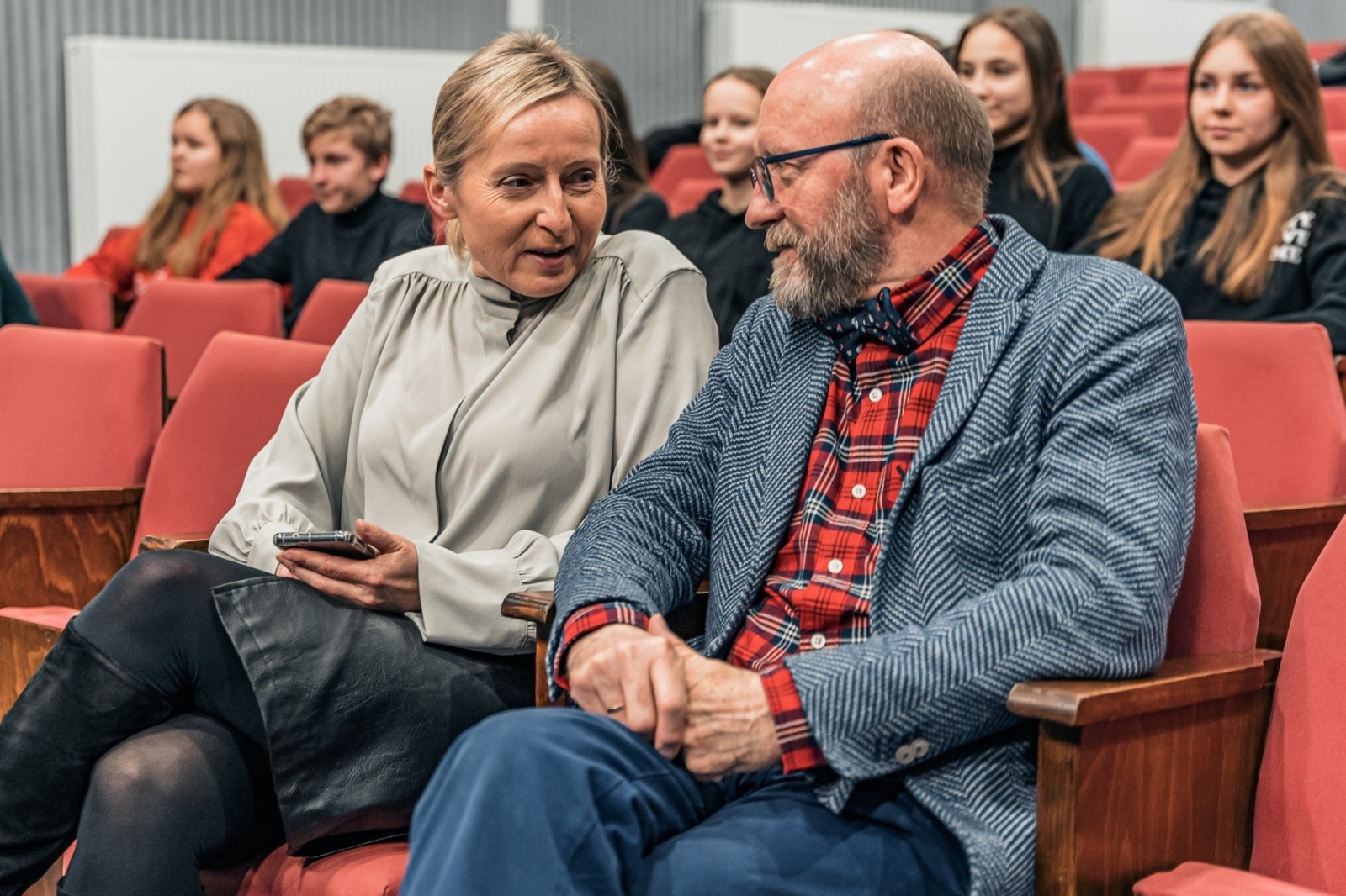 Zdjęcie w galerii na portalu naszwodzislaw.com: Artur Barciś w Gminie Godów. Odwiedził młodych aktorów, spotkał się z mieszkańcami [FOTO] wiadomości z regionu
