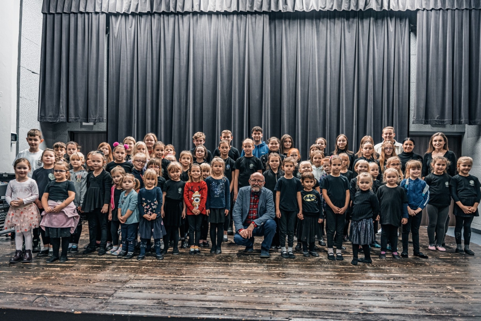 Zdjęcie w galerii na portalu naszwodzislaw.com: Artur Barciś w Gminie Godów. Odwiedził młodych aktorów, spotkał się z mieszkańcami [FOTO] wiadomości z regionu