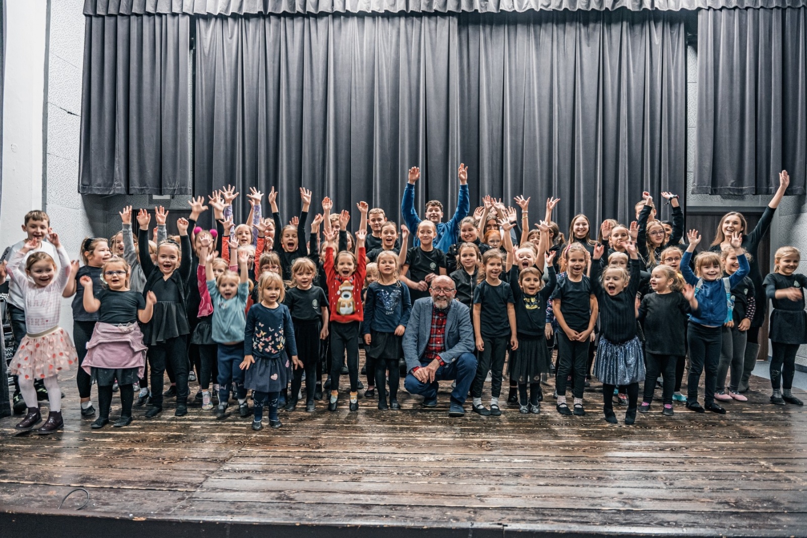 Zdjęcie w galerii na portalu naszwodzislaw.com: Artur Barciś w Gminie Godów. Odwiedził młodych aktorów, spotkał się z mieszkańcami [FOTO] wiadomości z regionu