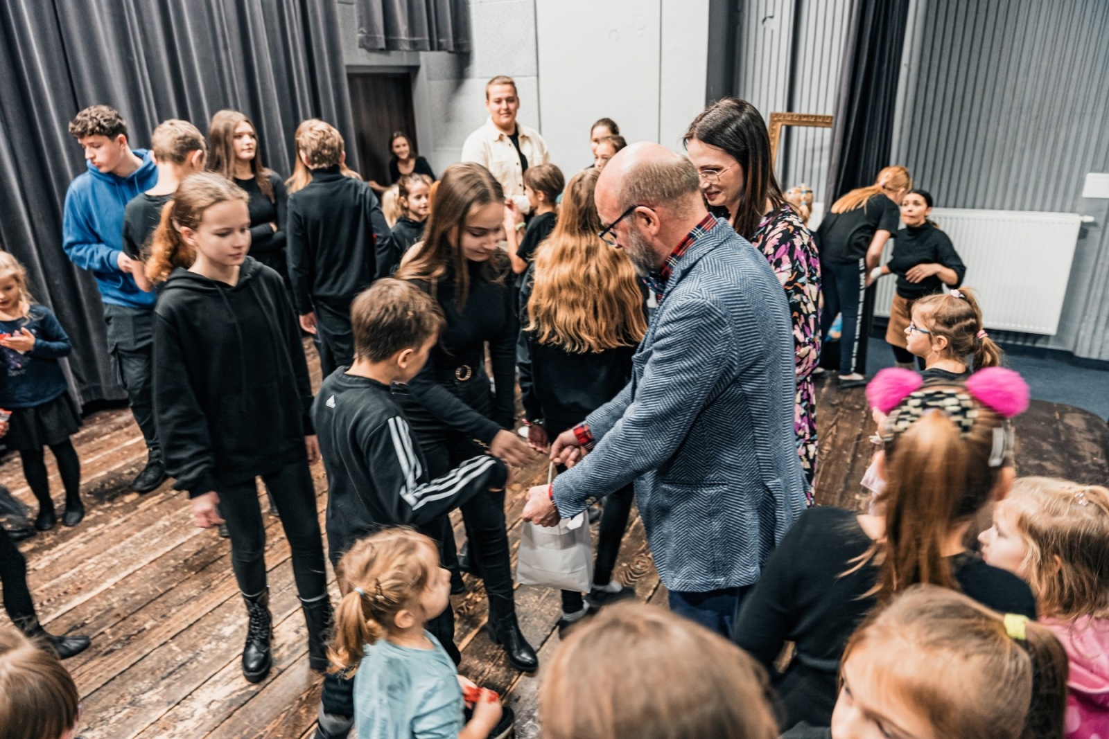 Zdjęcie w galerii na portalu naszwodzislaw.com: Artur Barciś w Gminie Godów. Odwiedził młodych aktorów, spotkał się z mieszkańcami [FOTO] wiadomości z regionu