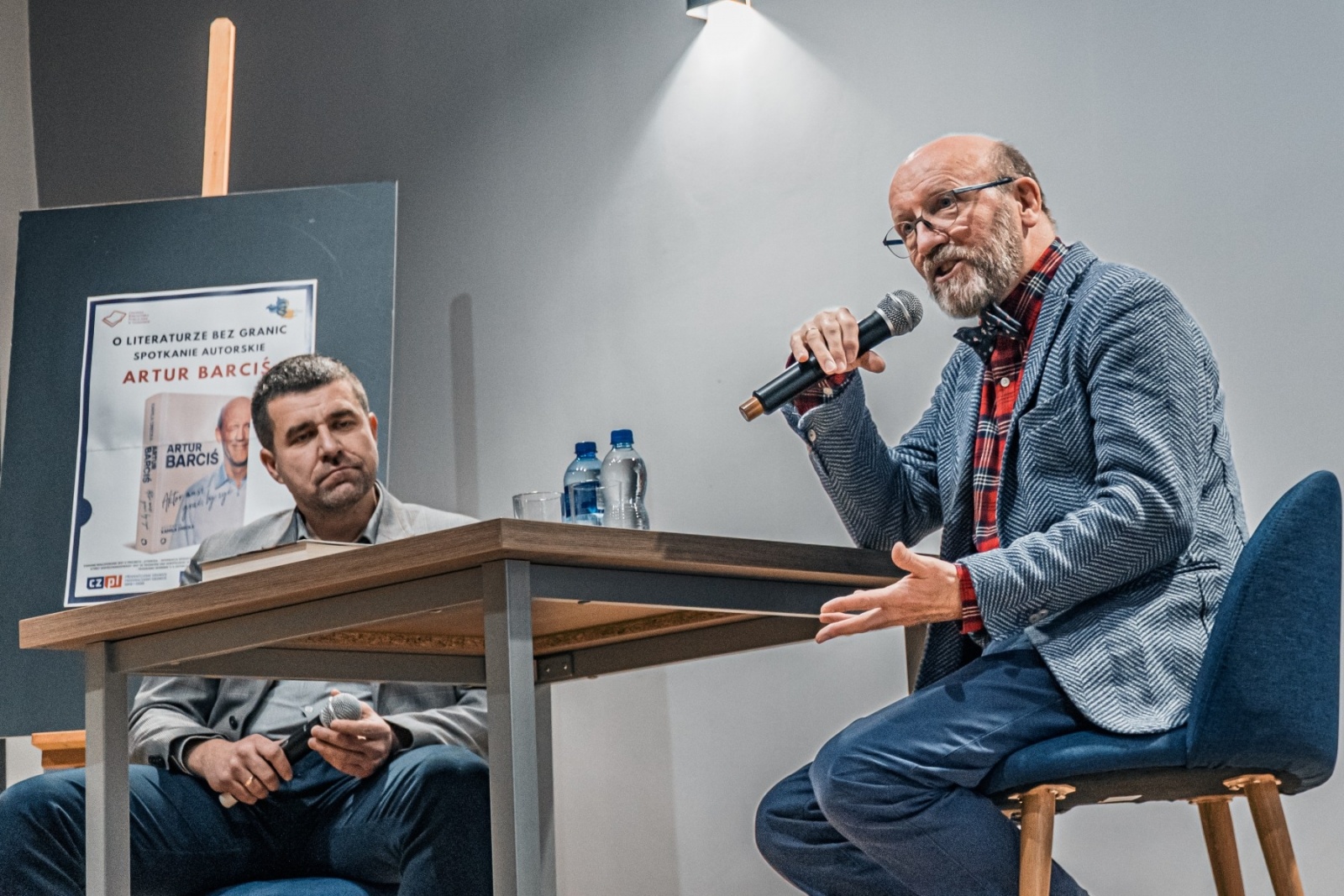 Zdjęcie w galerii na portalu naszwodzislaw.com: Artur Barciś w Gminie Godów. Odwiedził młodych aktorów, spotkał się z mieszkańcami [FOTO] wiadomości z regionu