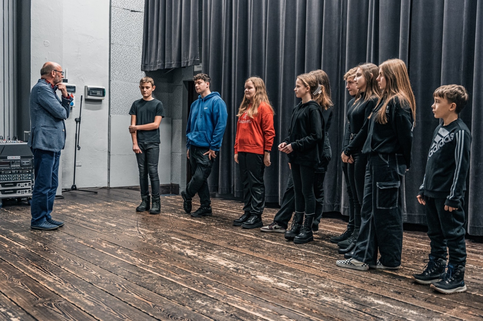 Zdjęcie w galerii na portalu naszwodzislaw.com: Artur Barciś w Gminie Godów. Odwiedził młodych aktorów, spotkał się z mieszkańcami [FOTO] wiadomości z regionu