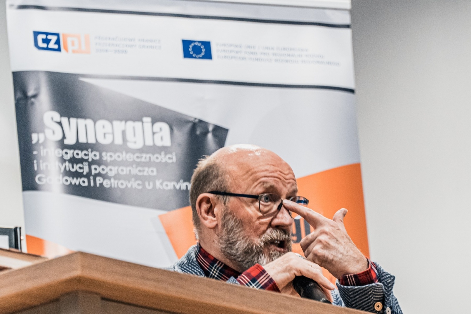 Zdjęcie w galerii na portalu naszwodzislaw.com: Artur Barciś w Gminie Godów. Odwiedził młodych aktorów, spotkał się z mieszkańcami [FOTO] wiadomości z regionu