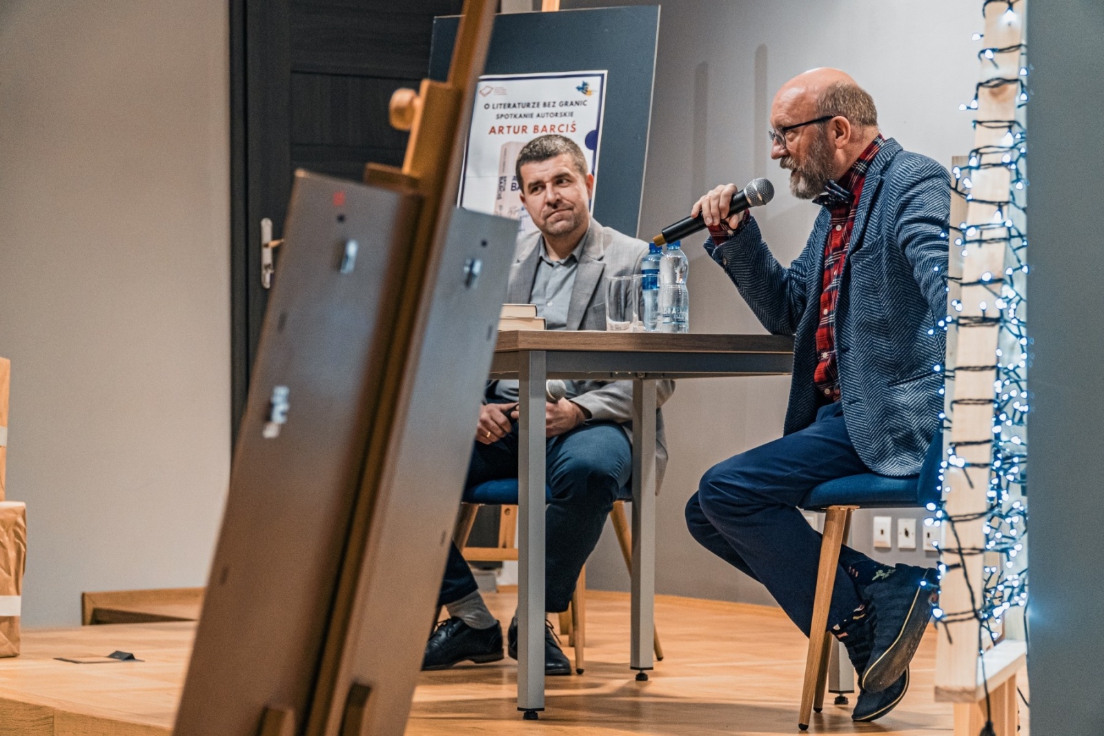 Zdjęcie w galerii na portalu naszwodzislaw.com: Artur Barciś w Gminie Godów. Odwiedził młodych aktorów, spotkał się z mieszkańcami [FOTO] wiadomości z regionu