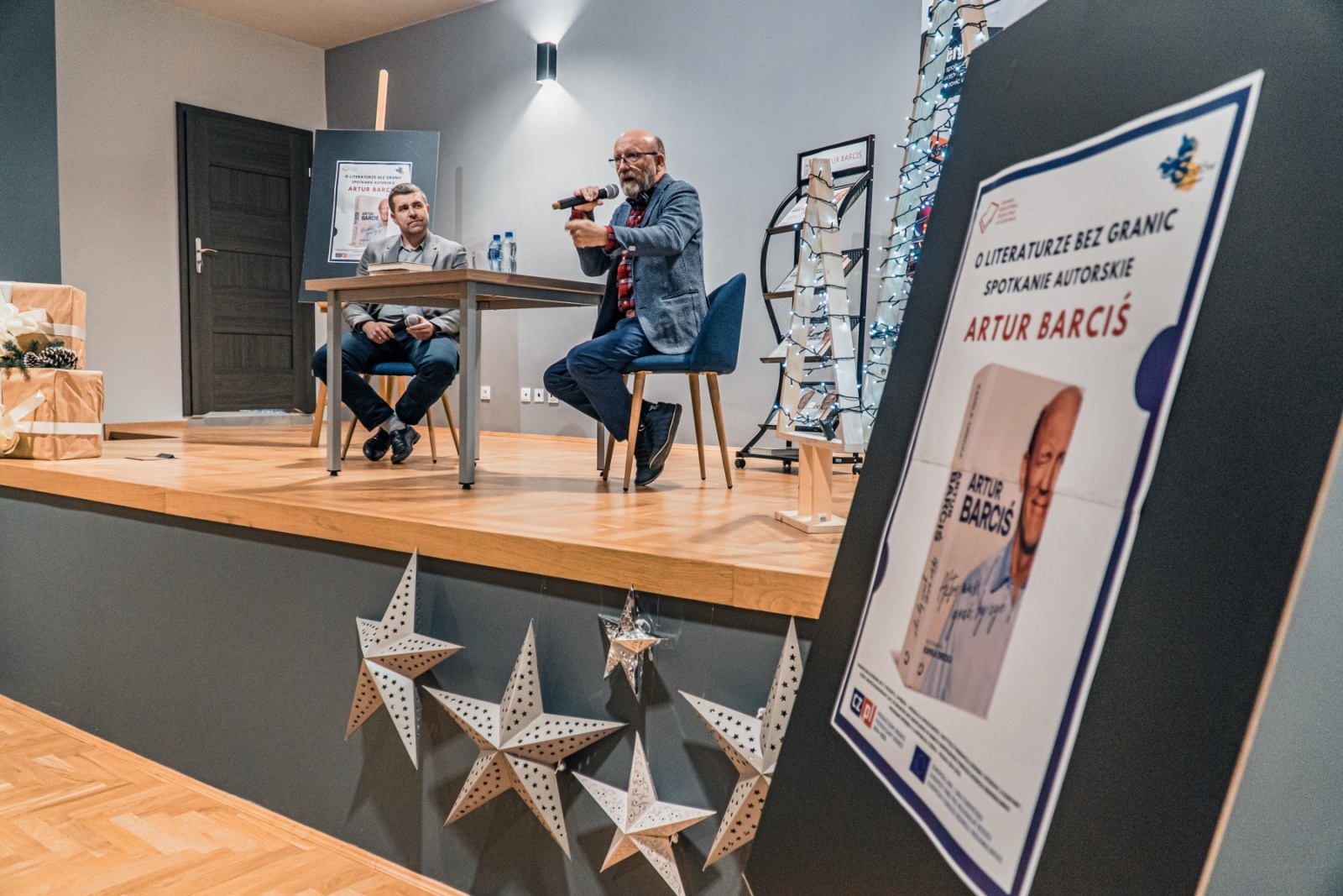 Zdjęcie w galerii na portalu naszwodzislaw.com: Artur Barciś w Gminie Godów. Odwiedził młodych aktorów, spotkał się z mieszkańcami [FOTO] wiadomości z regionu