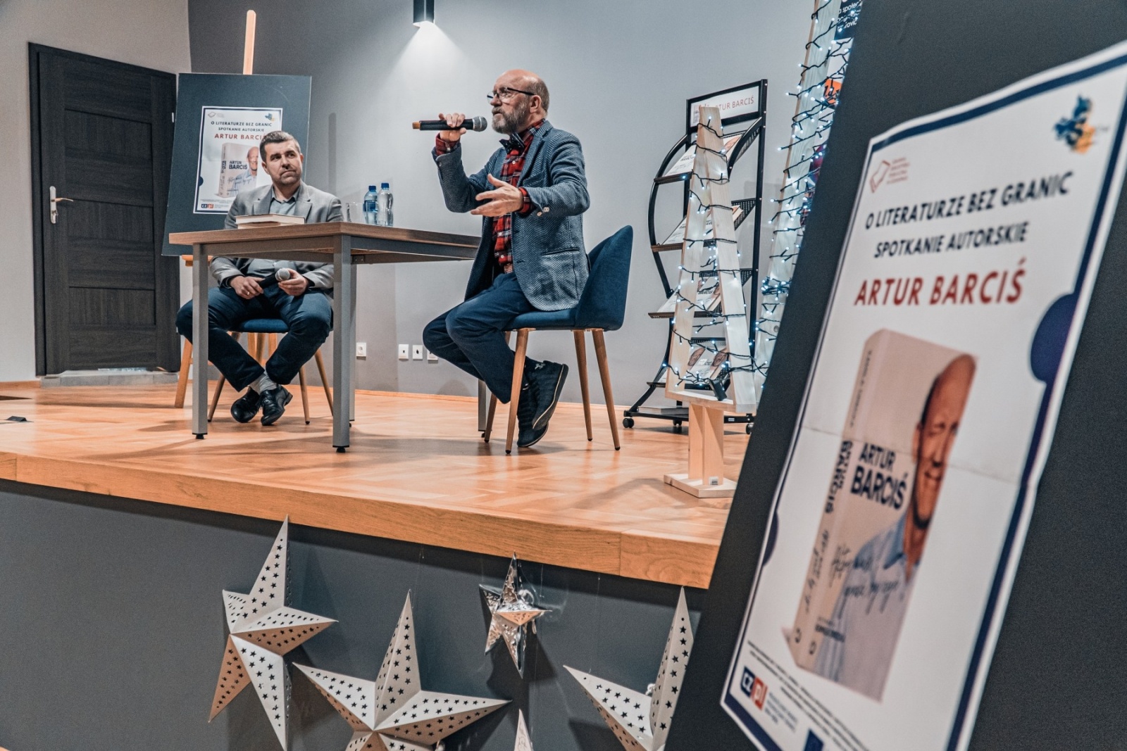 Zdjęcie w galerii na portalu naszwodzislaw.com: Artur Barciś w Gminie Godów. Odwiedził młodych aktorów, spotkał się z mieszkańcami [FOTO] wiadomości z regionu