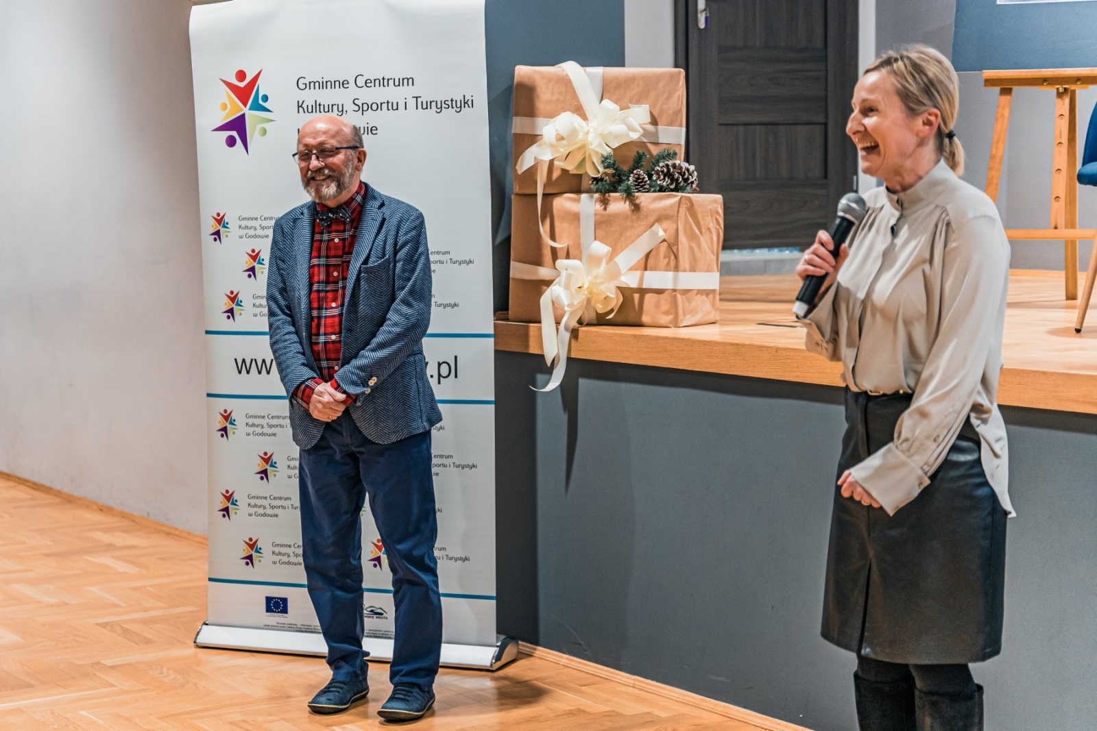 Zdjęcie w galerii na portalu naszwodzislaw.com: Artur Barciś w Gminie Godów. Odwiedził młodych aktorów, spotkał się z mieszkańcami [FOTO] wiadomości z regionu