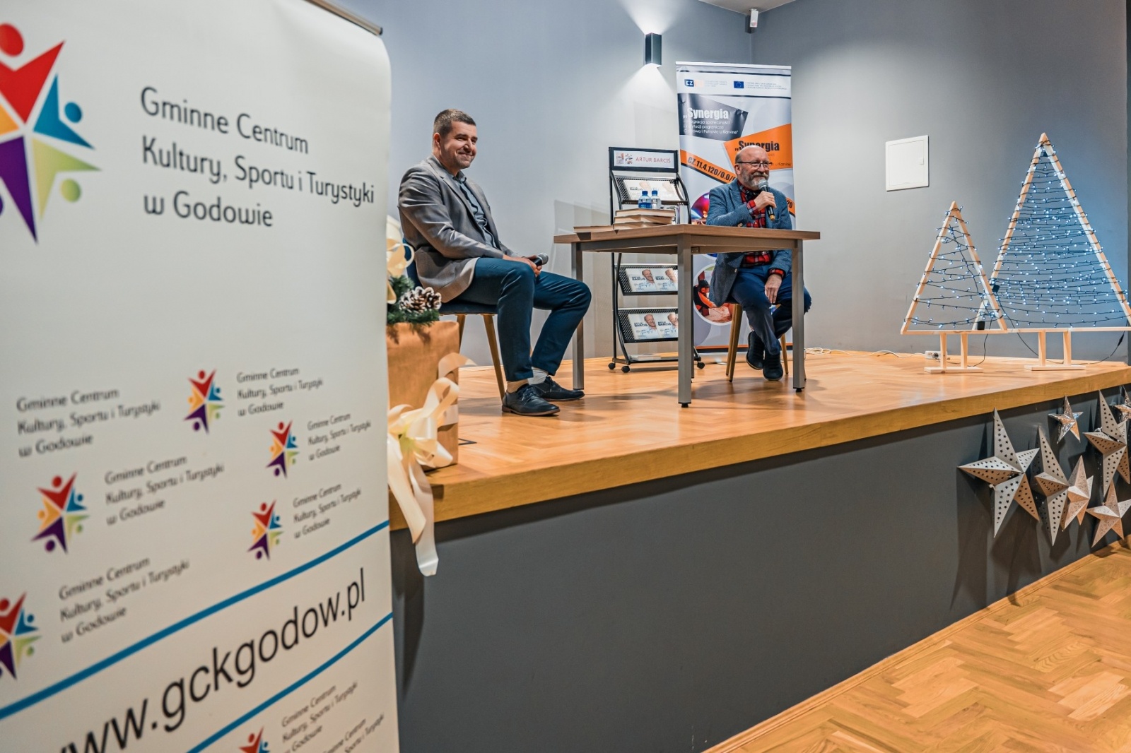 Zdjęcie w galerii na portalu naszwodzislaw.com: Artur Barciś w Gminie Godów. Odwiedził młodych aktorów, spotkał się z mieszkańcami [FOTO] wiadomości z regionu