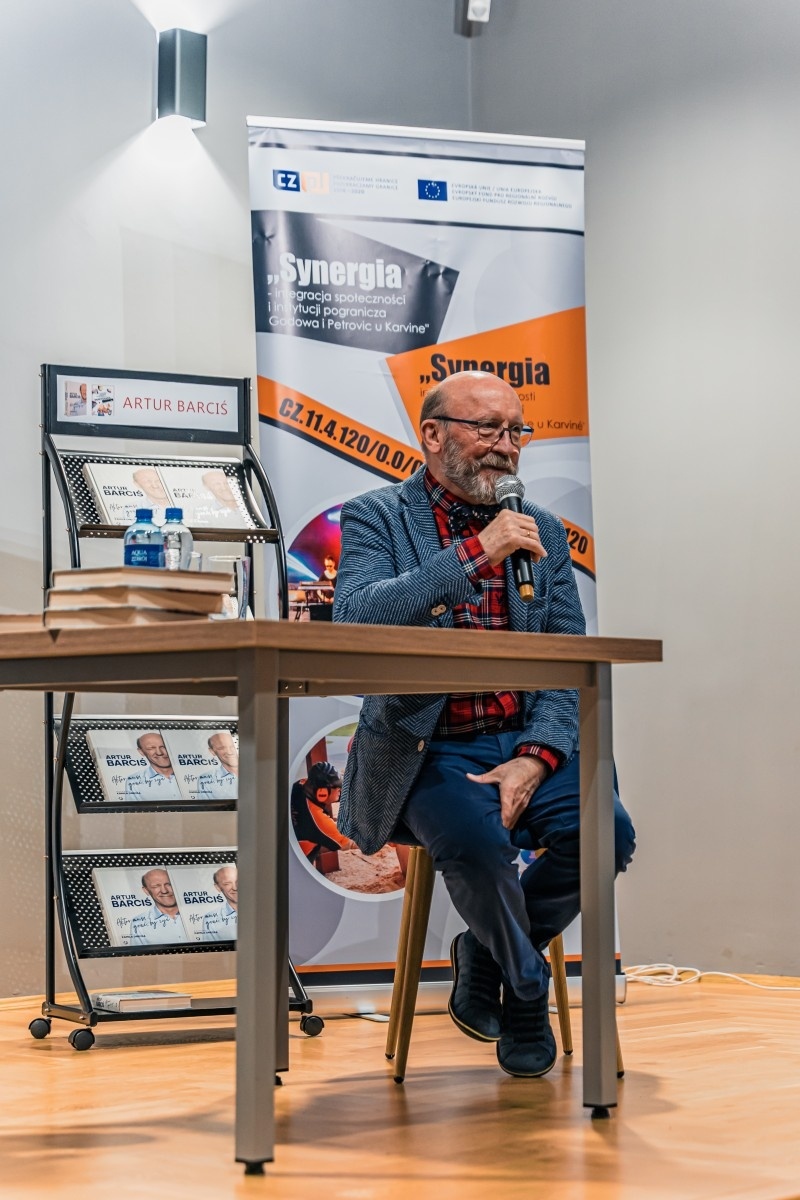 Zdjęcie w galerii na portalu naszwodzislaw.com: Artur Barciś w Gminie Godów. Odwiedził młodych aktorów, spotkał się z mieszkańcami [FOTO] wiadomości z regionu