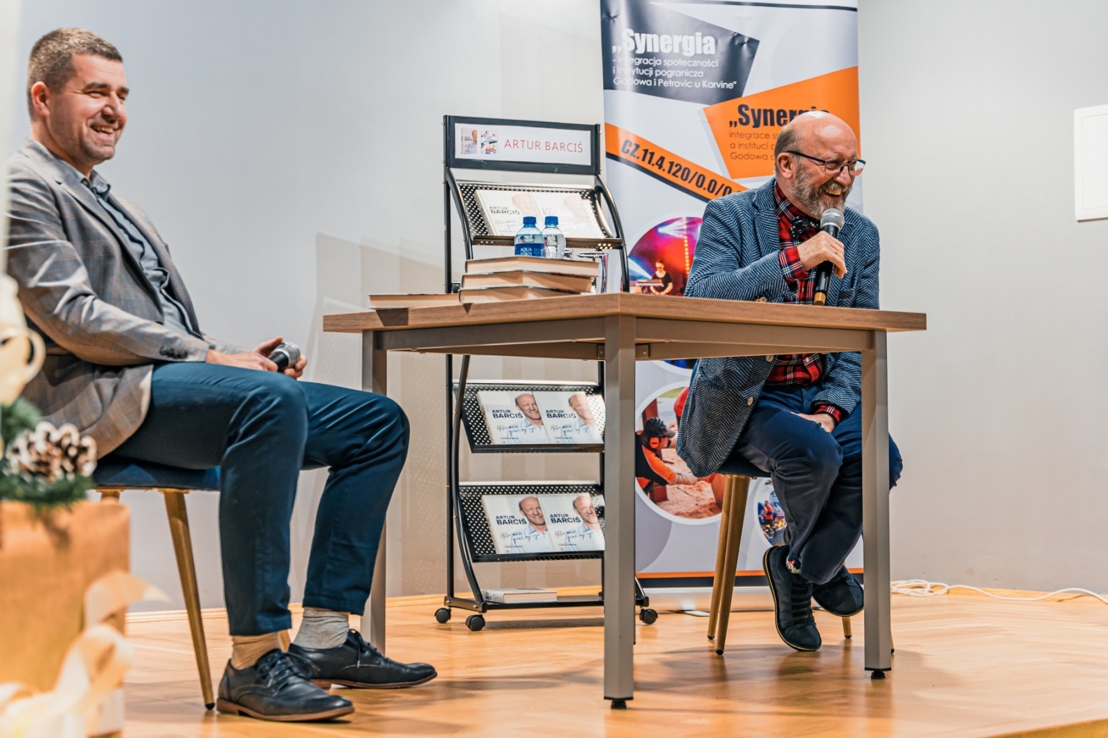 Zdjęcie w galerii na portalu naszwodzislaw.com: Artur Barciś w Gminie Godów. Odwiedził młodych aktorów, spotkał się z mieszkańcami [FOTO] wiadomości z regionu