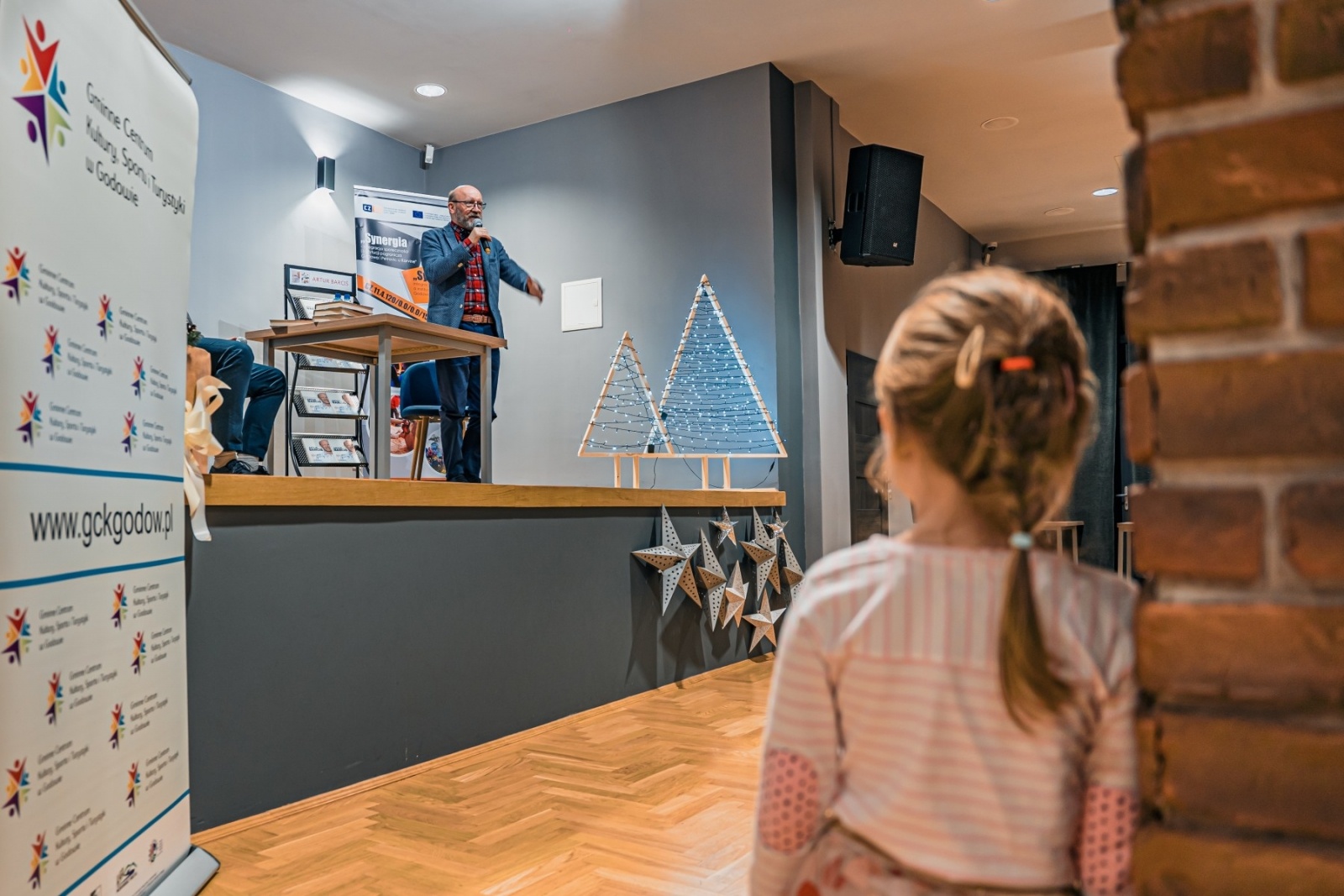 Zdjęcie w galerii na portalu naszwodzislaw.com: Artur Barciś w Gminie Godów. Odwiedził młodych aktorów, spotkał się z mieszkańcami [FOTO] wiadomości z regionu