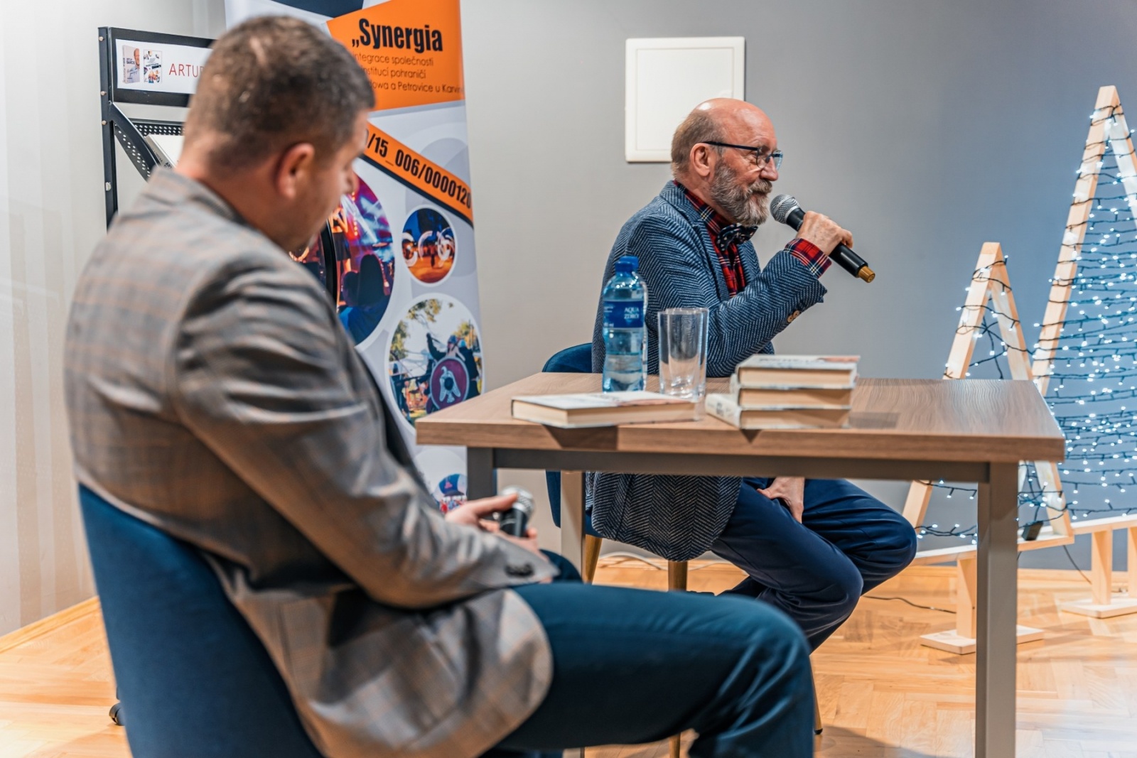 Zdjęcie w galerii na portalu naszwodzislaw.com: Artur Barciś w Gminie Godów. Odwiedził młodych aktorów, spotkał się z mieszkańcami [FOTO] wiadomości z regionu