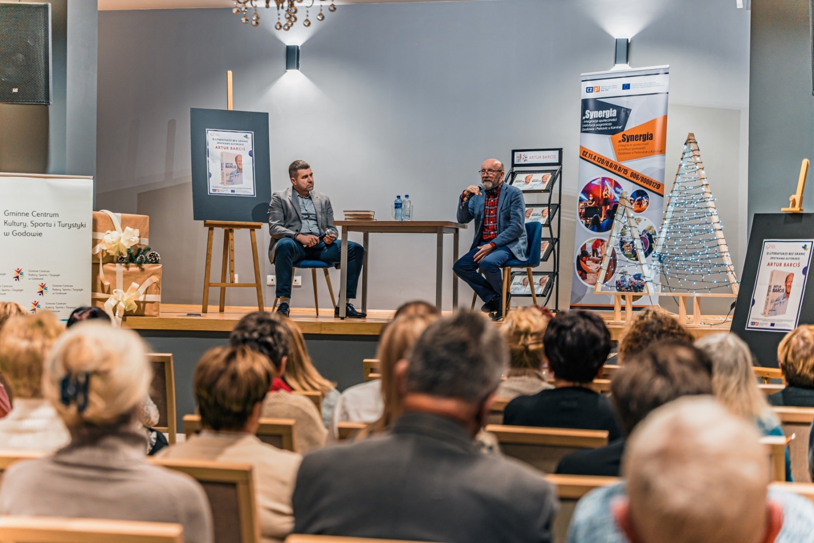 Zdjęcie w galerii na portalu naszwodzislaw.com: Artur Barciś w Gminie Godów. Odwiedził młodych aktorów, spotkał się z mieszkańcami [FOTO] wiadomości z regionu