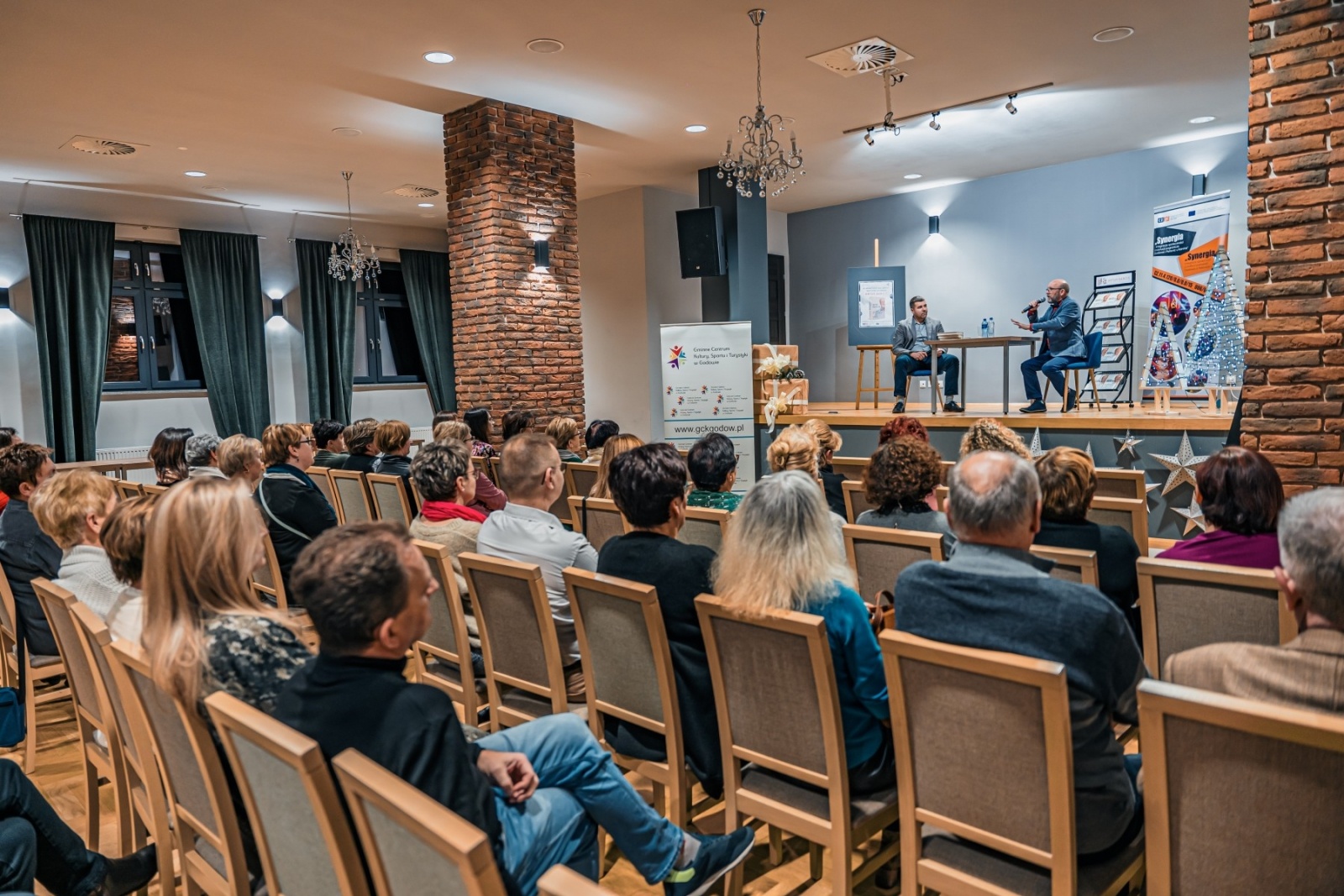 Zdjęcie w galerii na portalu naszwodzislaw.com: Artur Barciś w Gminie Godów. Odwiedził młodych aktorów, spotkał się z mieszkańcami [FOTO] wiadomości z regionu