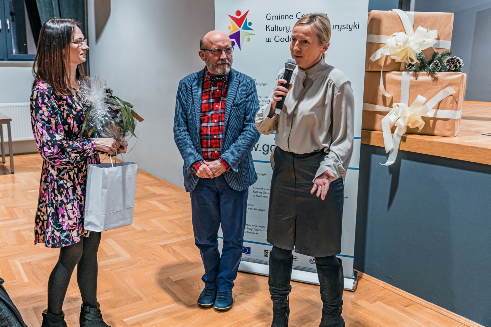 Zdjęcie w galerii na portalu naszwodzislaw.com: Artur Barciś w Gminie Godów. Odwiedził młodych aktorów, spotkał się z mieszkańcami [FOTO] wiadomości z regionu