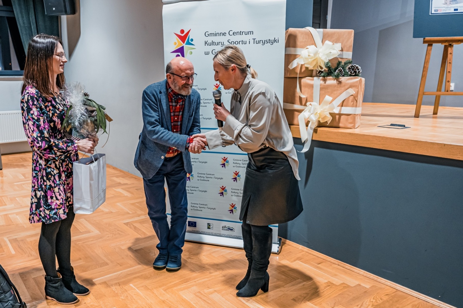 Zdjęcie w galerii na portalu naszwodzislaw.com: Artur Barciś w Gminie Godów. Odwiedził młodych aktorów, spotkał się z mieszkańcami [FOTO] wiadomości z regionu