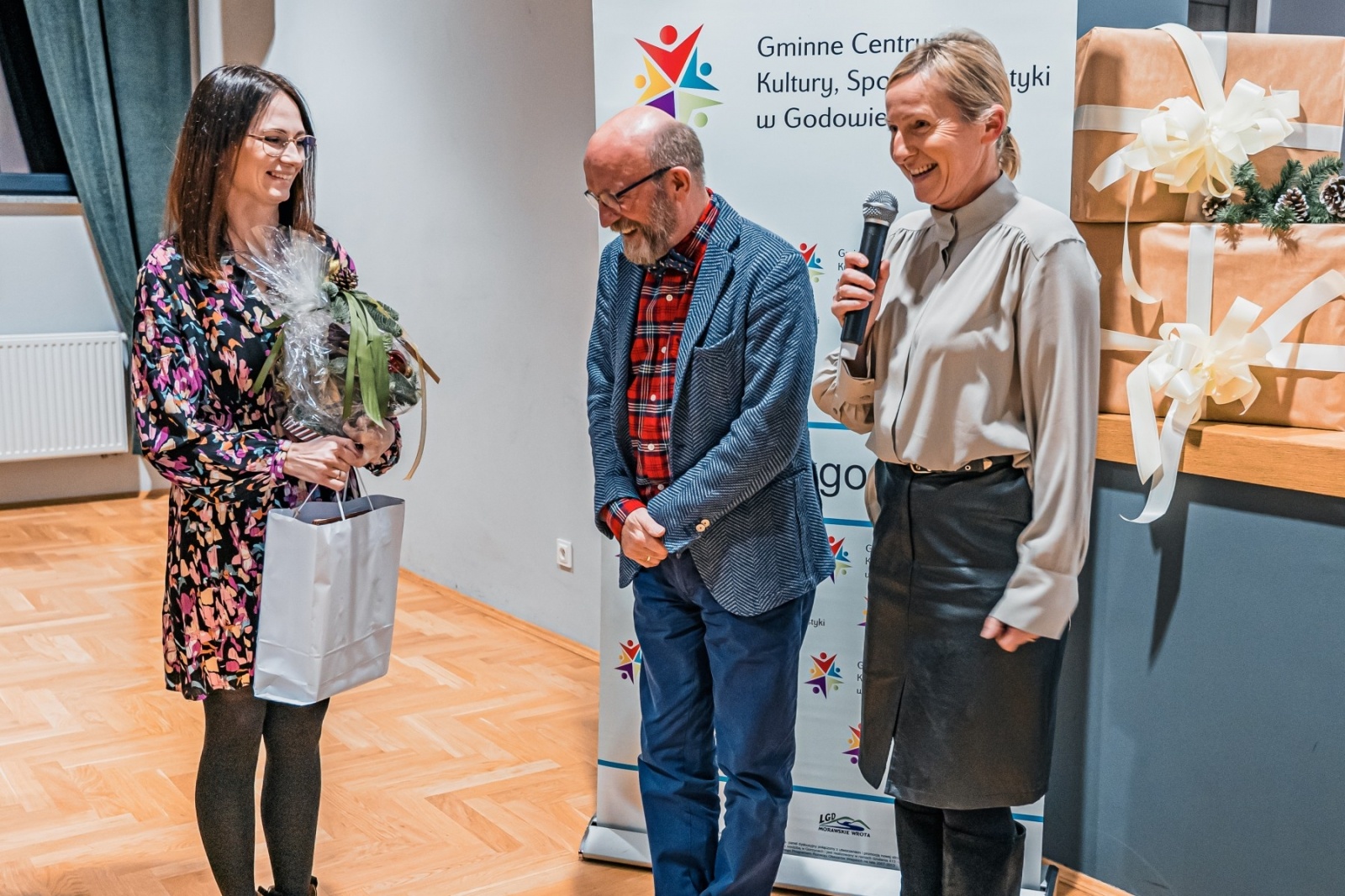 Zdjęcie w galerii na portalu naszwodzislaw.com: Artur Barciś w Gminie Godów. Odwiedził młodych aktorów, spotkał się z mieszkańcami [FOTO] wiadomości z regionu