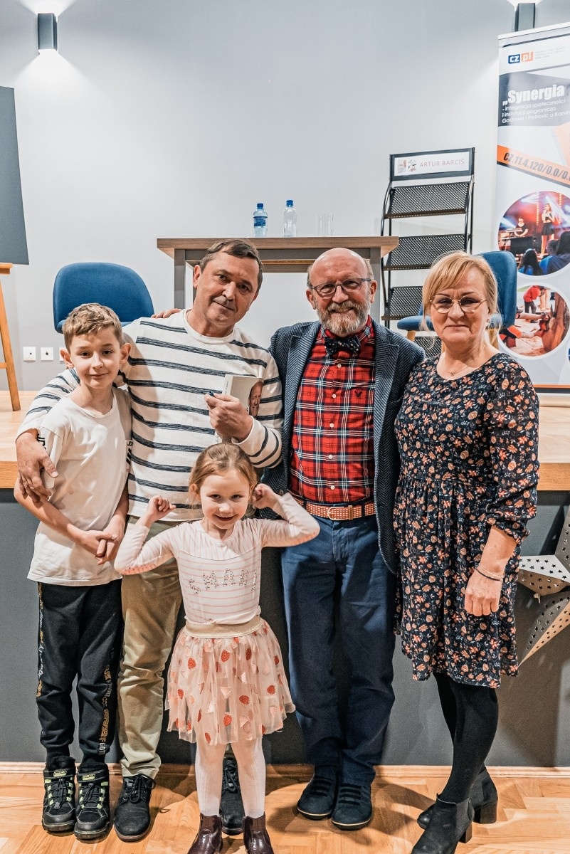 Zdjęcie w galerii na portalu naszwodzislaw.com: Artur Barciś w Gminie Godów. Odwiedził młodych aktorów, spotkał się z mieszkańcami [FOTO] wiadomości z regionu