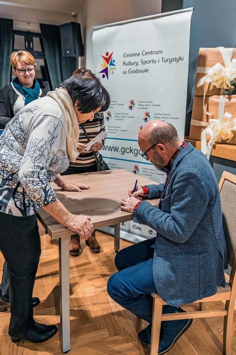 Zdjęcie w galerii na portalu naszwodzislaw.com: Artur Barciś w Gminie Godów. Odwiedził młodych aktorów, spotkał się z mieszkańcami [FOTO] wiadomości z regionu