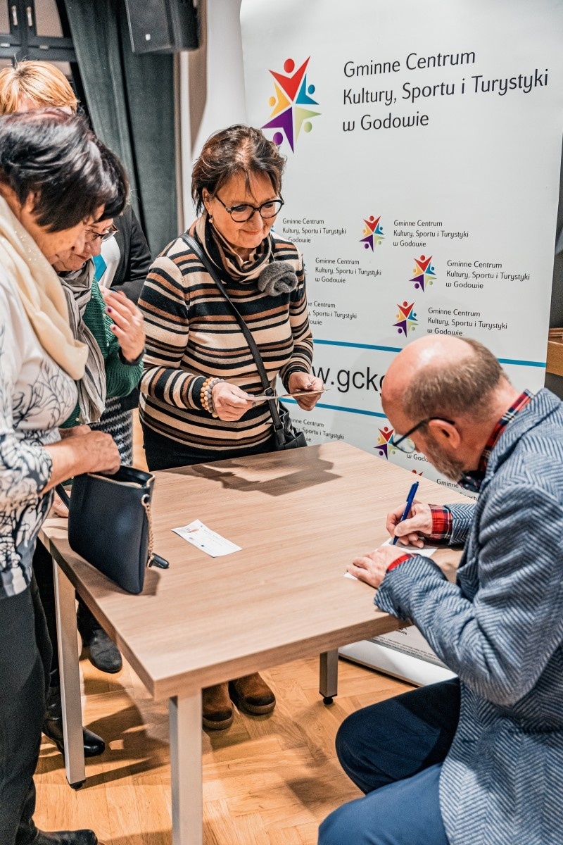 Zdjęcie w galerii na portalu naszwodzislaw.com: Artur Barciś w Gminie Godów. Odwiedził młodych aktorów, spotkał się z mieszkańcami [FOTO] wiadomości z regionu