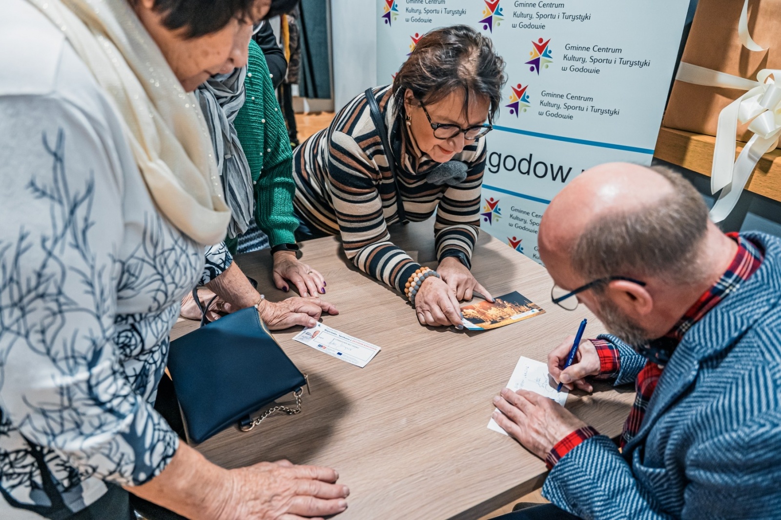 Zdjęcie w galerii na portalu naszwodzislaw.com: Artur Barciś w Gminie Godów. Odwiedził młodych aktorów, spotkał się z mieszkańcami [FOTO] wiadomości z regionu