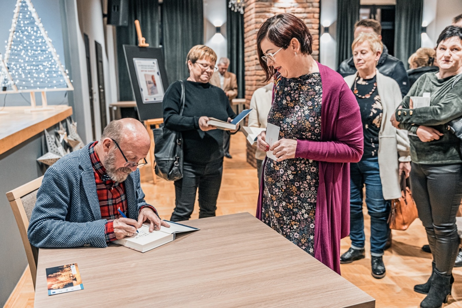 Zdjęcie w galerii na portalu naszwodzislaw.com: Artur Barciś w Gminie Godów. Odwiedził młodych aktorów, spotkał się z mieszkańcami [FOTO] wiadomości z regionu