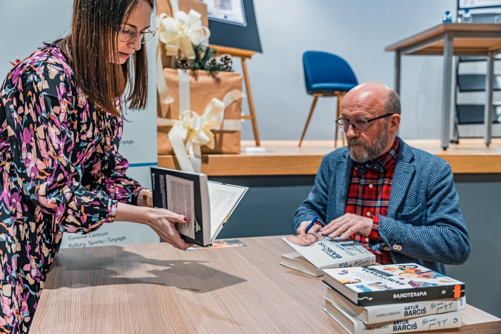Zdjęcie w galerii na portalu naszwodzislaw.com: Artur Barciś w Gminie Godów. Odwiedził młodych aktorów, spotkał się z mieszkańcami [FOTO] wiadomości z regionu