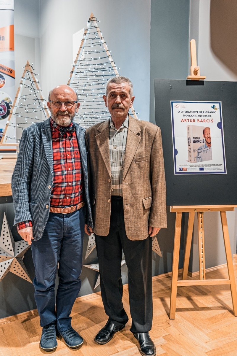 Zdjęcie w galerii na portalu naszwodzislaw.com: Artur Barciś w Gminie Godów. Odwiedził młodych aktorów, spotkał się z mieszkańcami [FOTO] wiadomości z regionu