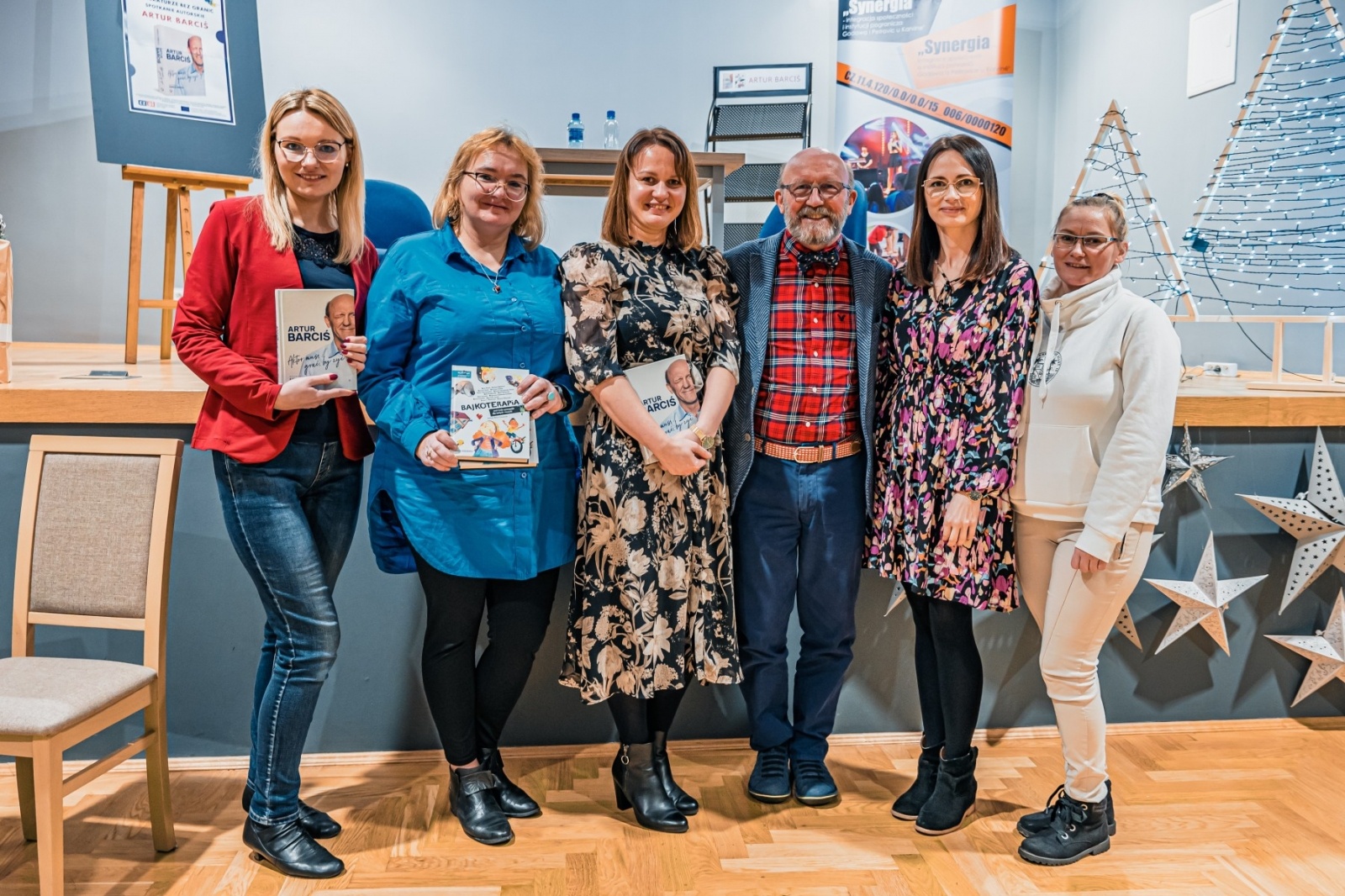 Zdjęcie w galerii na portalu naszwodzislaw.com: Artur Barciś w Gminie Godów. Odwiedził młodych aktorów, spotkał się z mieszkańcami [FOTO] wiadomości z regionu