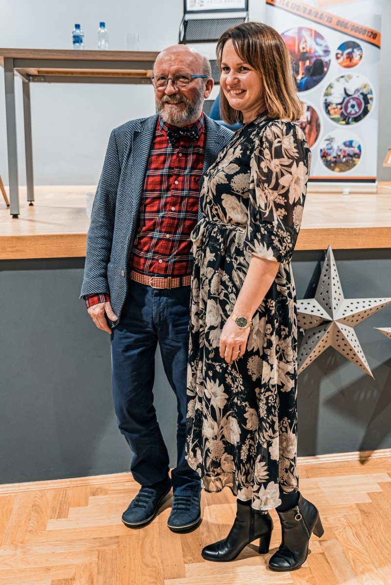 Zdjęcie w galerii na portalu naszwodzislaw.com: Artur Barciś w Gminie Godów. Odwiedził młodych aktorów, spotkał się z mieszkańcami [FOTO] wiadomości z regionu