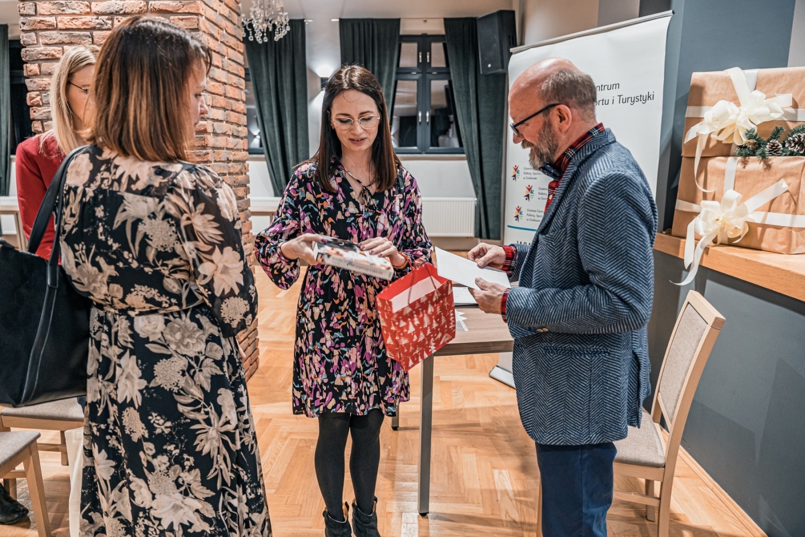 Zdjęcie w galerii na portalu naszwodzislaw.com: Artur Barciś w Gminie Godów. Odwiedził młodych aktorów, spotkał się z mieszkańcami [FOTO] wiadomości z regionu