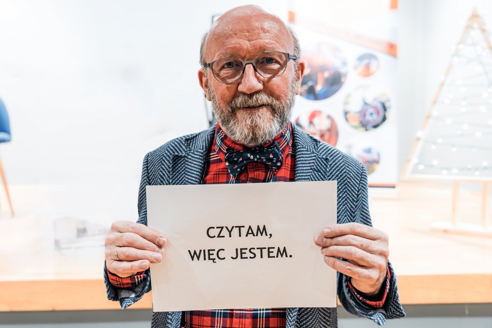 Zdjęcie w galerii na portalu naszwodzislaw.com: Artur Barciś w Gminie Godów. Odwiedził młodych aktorów, spotkał się z mieszkańcami [FOTO] wiadomości z regionu