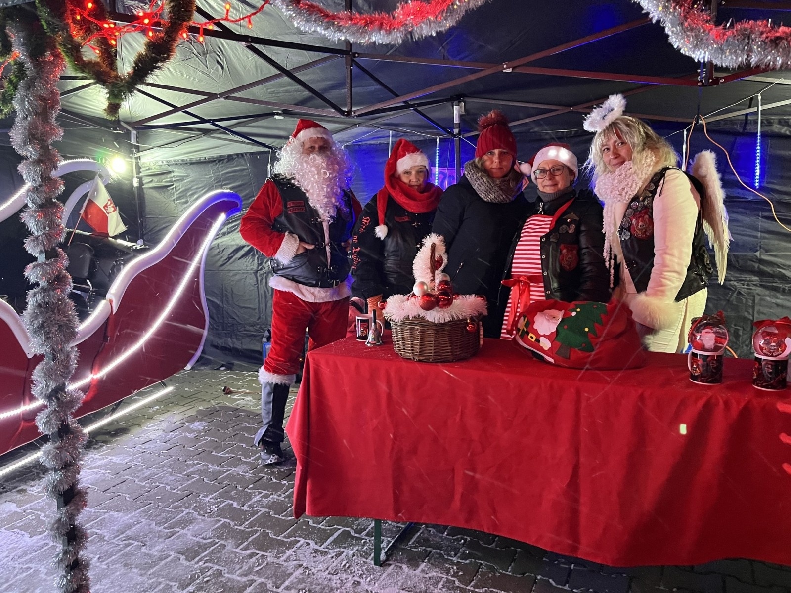 Zdjęcie w galerii na portalu naszwodzislaw.com: Jarmark Bożonarodzeniowy w Gołkowicach w zimowej scenerii [FOTO] wiadomości z regionu