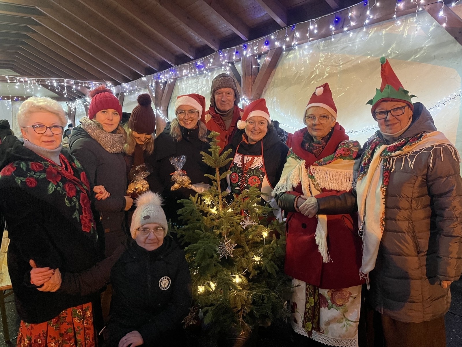 Zdjęcie w galerii na portalu naszwodzislaw.com: Jarmark Bożonarodzeniowy w Gołkowicach w zimowej scenerii [FOTO] wiadomości z regionu