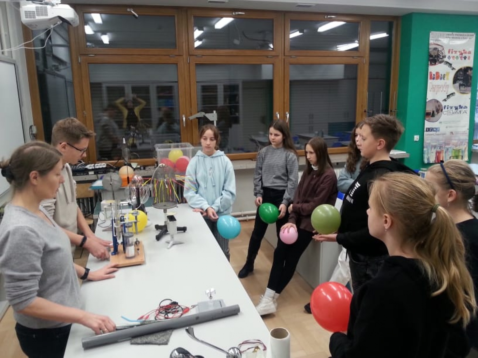 Zdjęcie w galerii na portalu naszwodzislaw.com: Naukowo i mikołajkowo w Szesnastce wiadomości z regionu