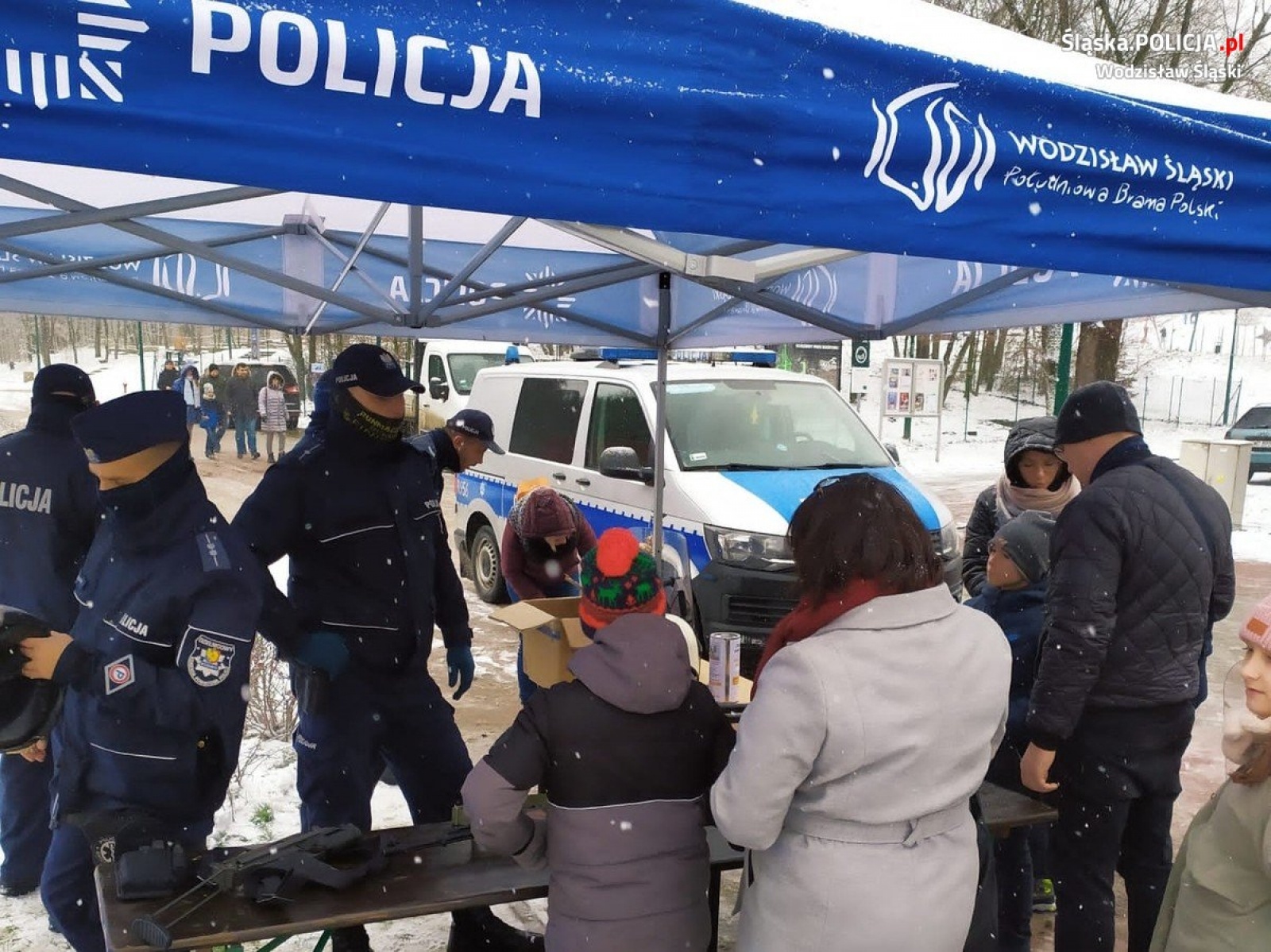 Zdjęcie w galerii na portalu naszwodzislaw.com: Kampania białej wstążki wiadomości z regionu